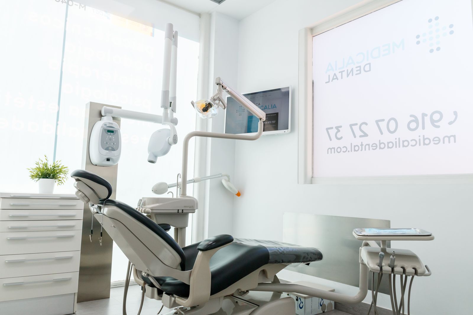 Gabinete dental con radiología intraoral en Fuenlabrada