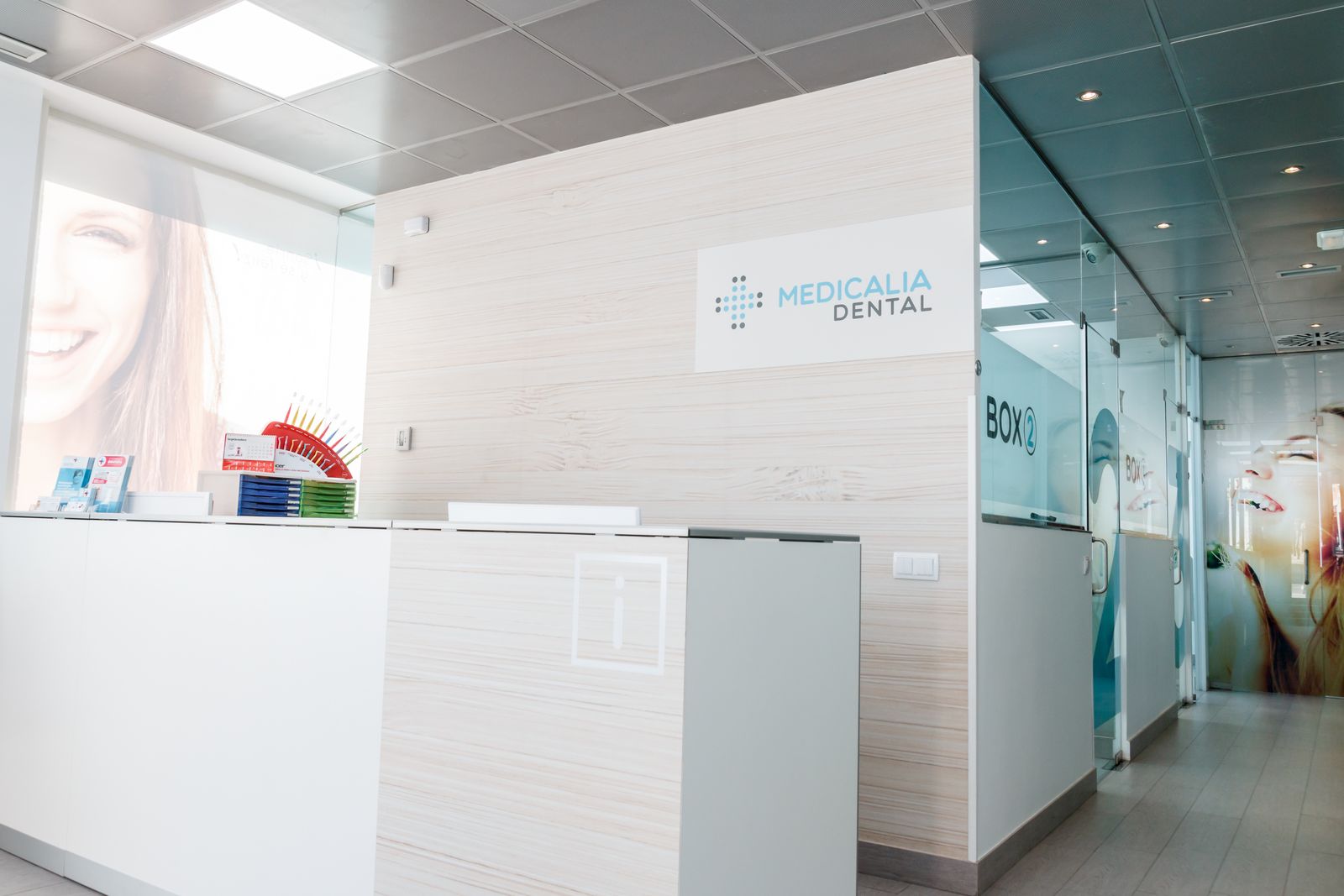 Recepción y pasillo de gabinetes de Medicalia Dental