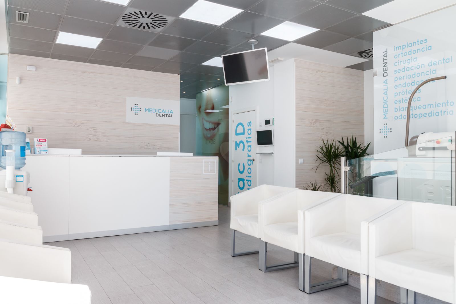 Sala de espera y recepción de la clínica dental Medicalia en Fuenlabrada